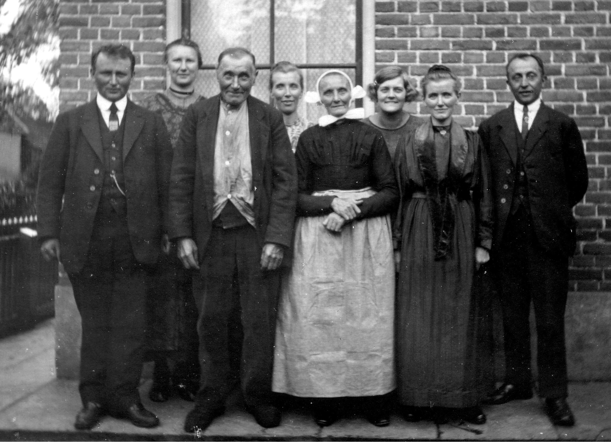 Familie Smelt.
V.l.n.r. Gerhard Nijkamp (1882), N.N., Hendrik Smelt (1853), Hendrika Smelt (1884), Derkdina Smelt (1856), N.N., Gezina Smelt (1890, Zinne, bekend als Zinnemeuje) en Hendrik Dekker (1890). Wie kent de andere namen.
